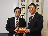 Mr. Zhanrongsheng (left), Ningbo Municipal Development & Reform Commission receives a souvenir from Prof. Joseph Sung (right), Vice-Chancellor to understand the development of CUHK